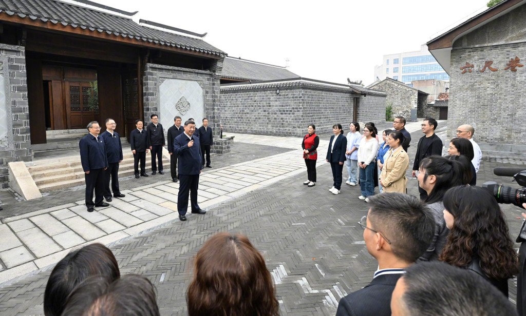 习近平在安徽合肥滨湖科学城，察看近年来当地重大科技创新成果集中展示。