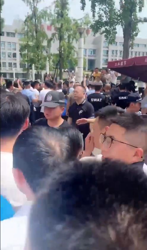 大批家長包圍公安局討要說法。Ｘ