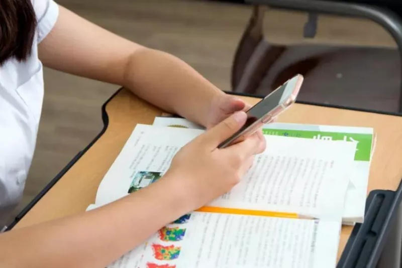 校方指是學生違規私帶手機進入宿舍玩耍影響正常作息。網圖