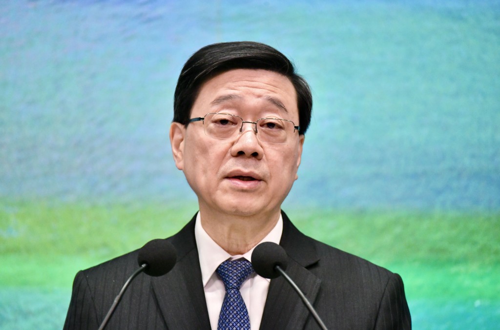 面對美國對香港貨品加徵關稅及制裁港府官員,李家超表明拒絕採取報復行動。 面對美國對香港貨品加徵關稅及制裁港府官員,李家超表明拒絕採取報復行動。