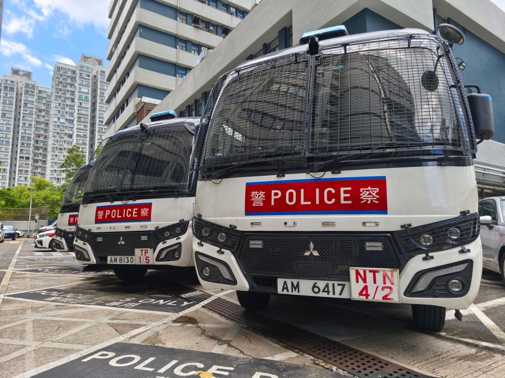 前線警務人員今日與政府各部門走訪低窪地區及村落,進行防風宣傳,協助有需要人士做好防風措施。香港警察fb圖片 前線警務人員今日與政府各部門走訪低窪地區及村落,進行防風宣傳,協助有需要人士做好防風措施。香港警察fb圖片