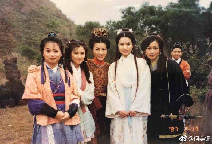 黃𨥈瑩（左三）參演過不少古裝劇。