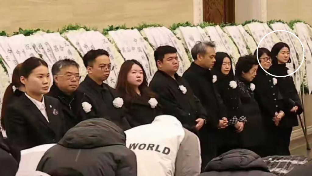 網傳疑似楊振寧遺孀翁帆(白圈)現身告別式。 網傳疑似楊振寧遺孀翁帆(白圈)現身告別式。