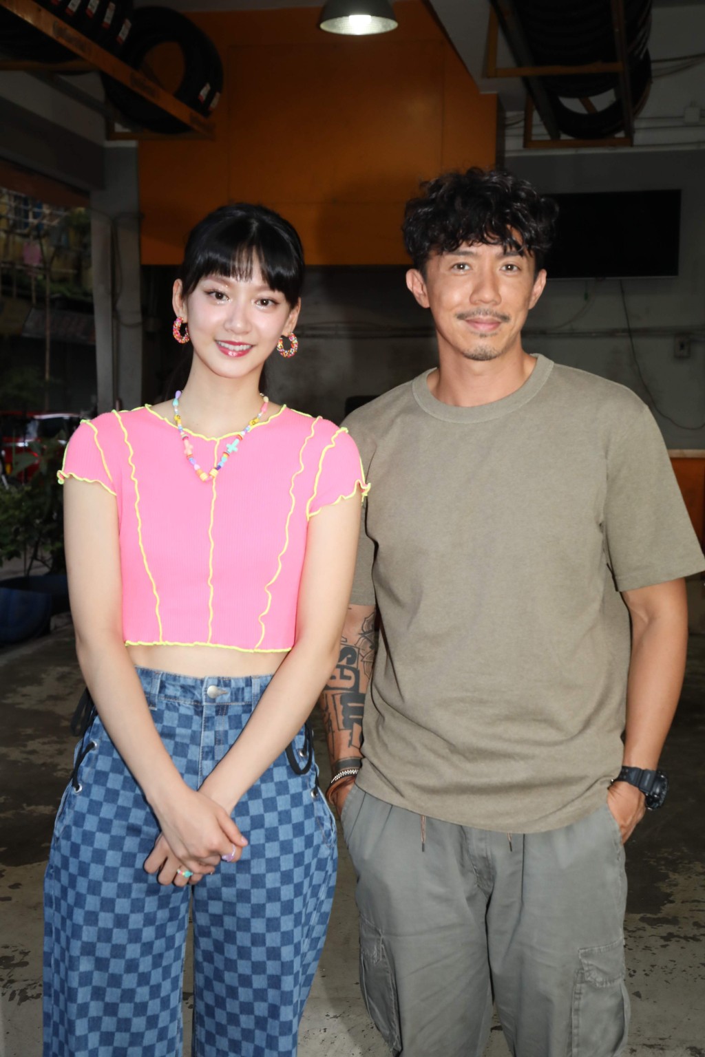 张继聪及袁澧林拍摄《窄路微尘》。