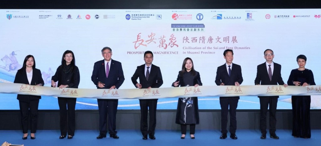 文化體育及旅遊局局長羅淑佩（右四）、外交部駐港特派員公署副特派員花有（左四）、陝西省文物局副局長王潤錄（右三）、 中聯辦宣傳文體部副部長林枬（右二）、香港賽馬會主席副黃嘉純（左三）、「憲法和基本法推廣督導委員會」轄下「愛國主義教育工作小組」 委員彭韻僖（左二）、署理康樂及文化事務署署長譚美兒（右一）以及香港歷史博物館總館長何惠儀（左一）一同主持「香港賽馬會呈獻系列：長安萬象 — 陝西隋唐文明展」開幕典禮。。