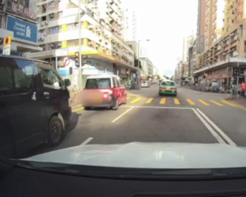 奪命車禍後兩日,廣福道再有的士衝燈。網上片段截圖