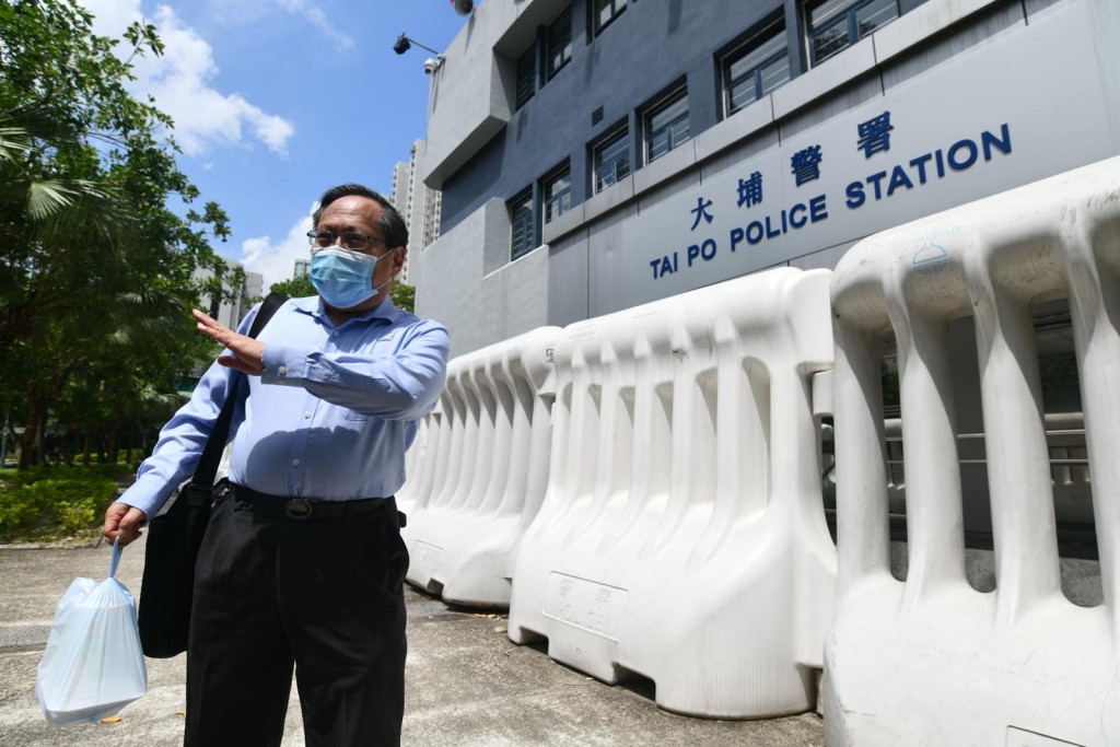 何俊仁今午到大埔警署。