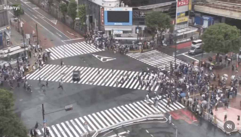 當行人交通燈轉為紅燈、車輛陸續停下時,日本球迷湧到馬路中心慶祝。Threads@ronaldtam 當行人交通燈轉為紅燈、車輛陸續停下時,日本球迷湧到馬路中心慶祝。Threads@ronaldtam