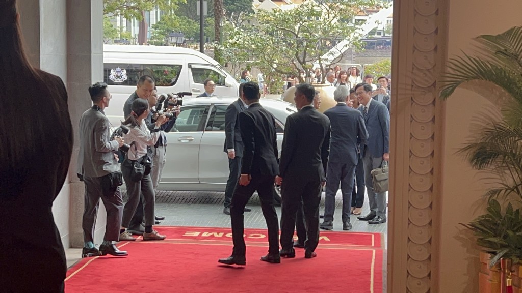 下午4时，黄志祥亲自迎接李家超及各司局长抵达酒店，李家超下车后即与黄握手，二人亦有说有笑。（郭咏欣摄）