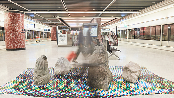 月台上放有不同年代流行的行李款式石雕。網圖