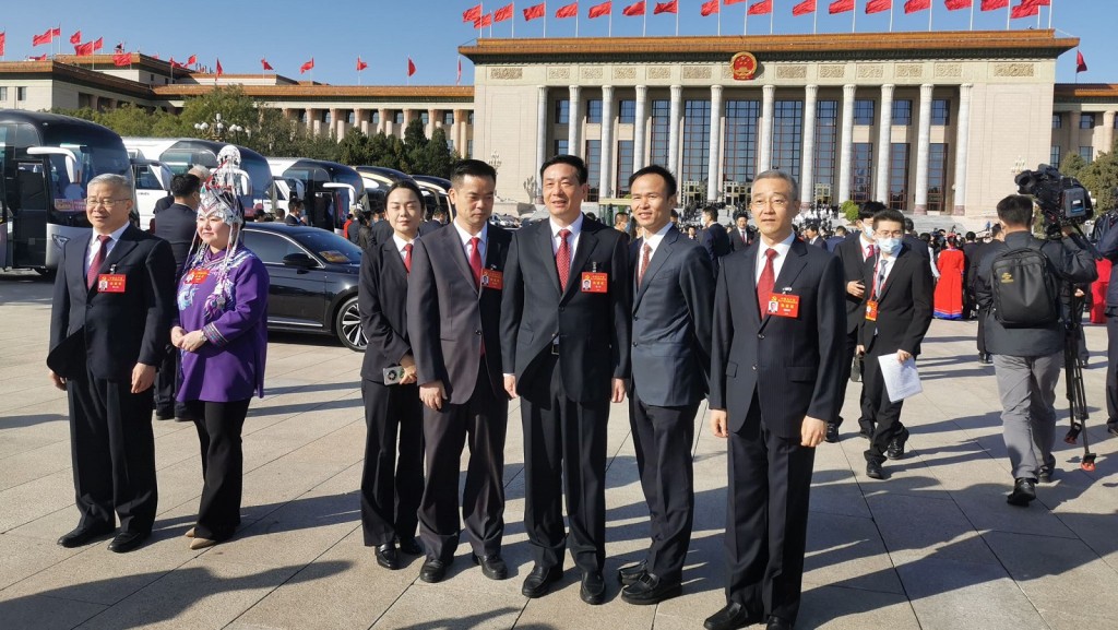 胡海峰（右）與其他黨代表合影。張言天攝