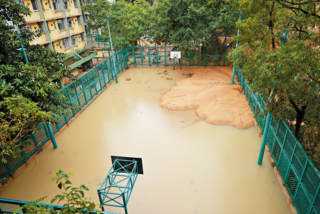 耀東邨耀興樓對開的球場被黃泥水浸滿，球場變泳池。