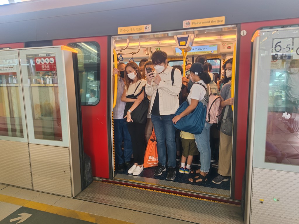 列車擠滿乘客。