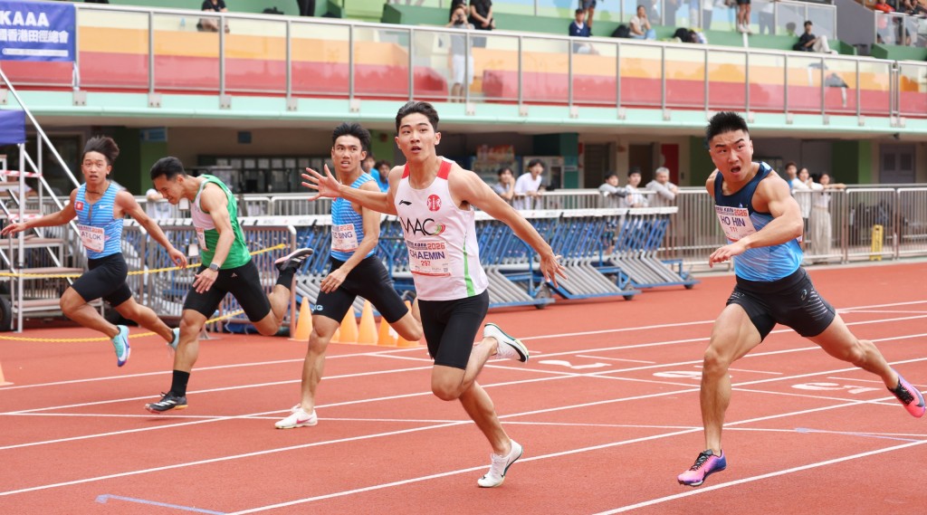 男子100米決賽,南韓籍的CHAEMIN JUN奪冠,香港的張灝軒(右一)奪亞,陳一樂(左一)得季軍。徐嘉華攝 男子100米決賽,南韓籍的CHAEMIN JUN奪冠,香港的張灝軒(右一)奪亞,陳一樂(左一)得季軍。徐嘉華攝