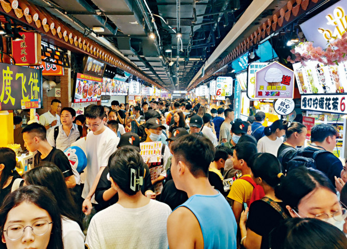 微信《龙年春节消费「新意」观察》显示，香港居民在内地餐饮美食上交易金额增长最快，超过30倍。