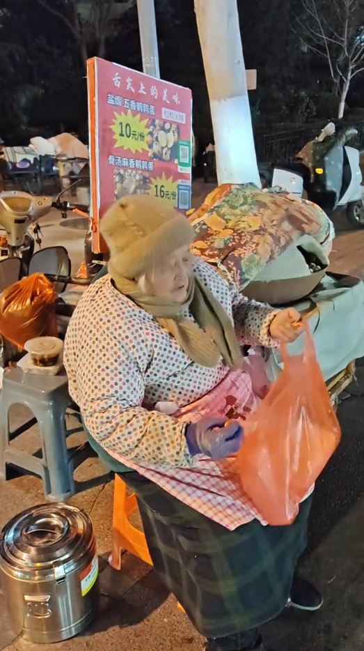 宋愛玉82高齡仍擺攤買鵪鶉蛋，希望儘快把欠下的醫藥費還清。抖音
