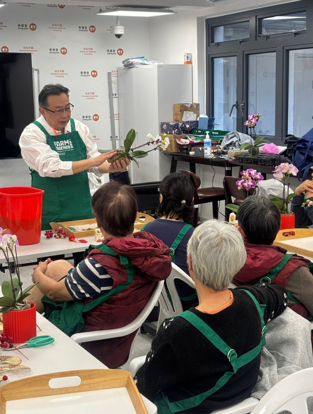 集團旗下綜合綠色社區項目「一喜種田」於「善樓」舉辦蘭花種植工作坊，為居民送上祝福和鼓勵。