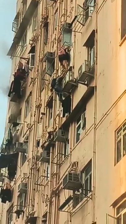 火警發生期間,有兩人爬出窗外並捉住外牆的水管,慢慢爬落下層單位逃生,非常驚險。讀者提供 火警發生期間,有兩人爬出窗外並捉住外牆的水管,慢慢爬落下層單位逃生,非常驚險。讀者提供