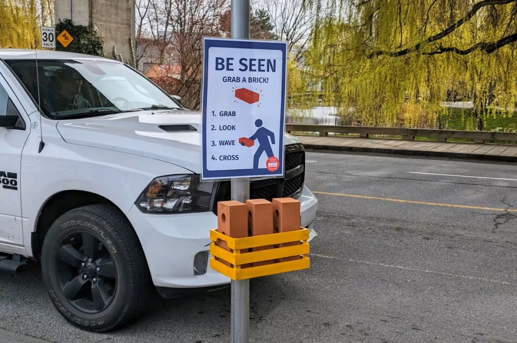 加拿大有團體為令當局關注司機斑馬線前不停車，向行人提供「假磚」逼司機禮讓行人。