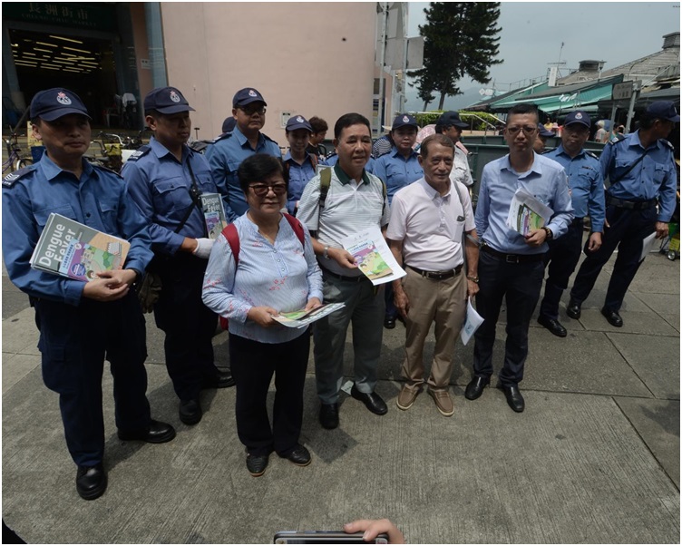 民安隊員聯同鄉事委員會等地區人士合力宣傳滅蚊。