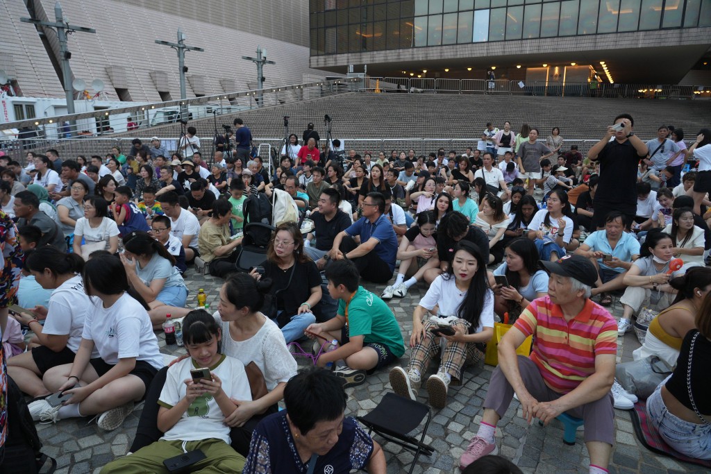 下午5時左右已有不少市民旅客聚在尖沙咀等候國慶煙花匯演。歐樂年攝