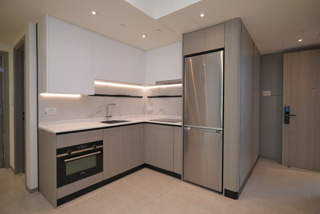 开放式厨房以白色和灰色为主调，感觉明亮整洁。