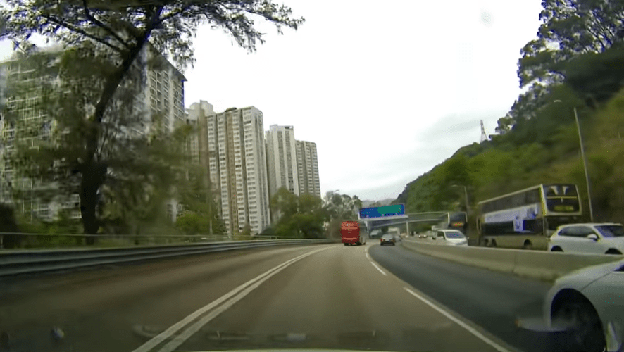 白色私家車停在路邊。fb車cam L（香港群組）Ste De