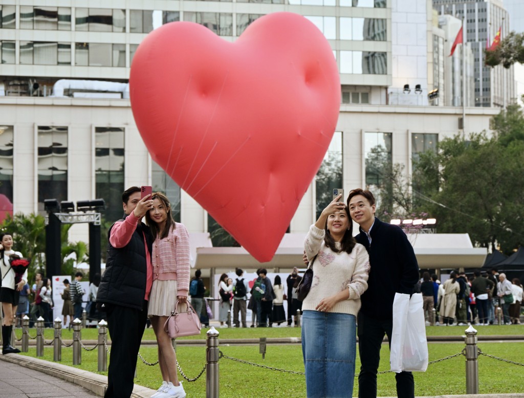 情人節期間由香港設計中心主辦的「Chubby Hearts Hong Kong」，多個巨型紅心由英國搬來香港天空，於全港多區發放「愛」的正能量，引來市民爭相打卡。