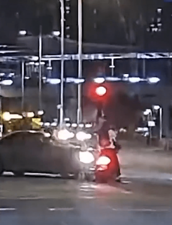 电单车与一辆私家车相撞。fb：香港突发事故报料区