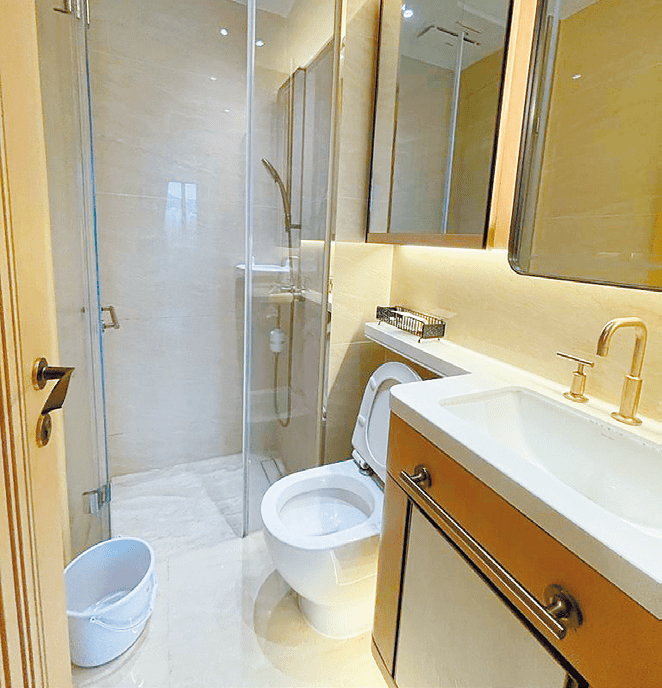 浴室保養良好，更設有獨立淋浴間，乾濕分離，有利日常清潔。