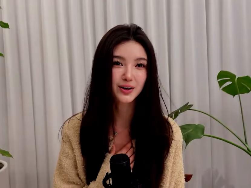 D社公開Danielle母親與閔熙珍的對話，當中閔熙珍指會修改對方的新聞稿草稿。