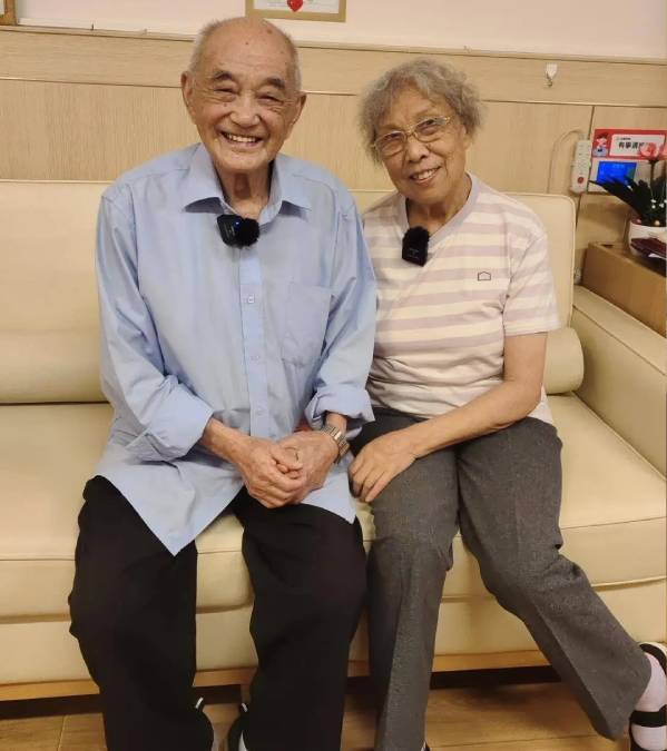 102歲姜爺爺與85歲張奶奶,在養老院譜出黃昏戀。極目新聞 102歲姜爺爺與85歲張奶奶,在養老院譜出黃昏戀。極目新聞