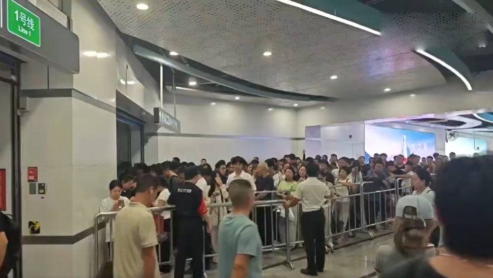 深圳地鐵1號線下班高峰故障，列車延誤地鐵站逼爆乘客。 微博