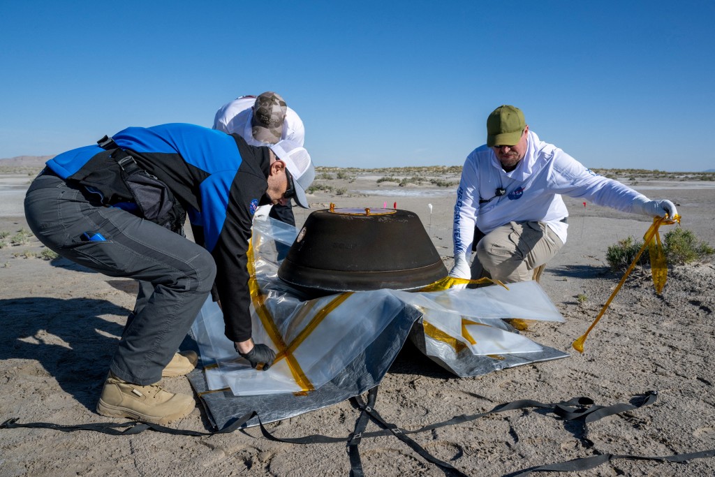 奧西里斯-REx號上月帶著樣本返回地球，在猶他州沙漠軟著陸。路透社