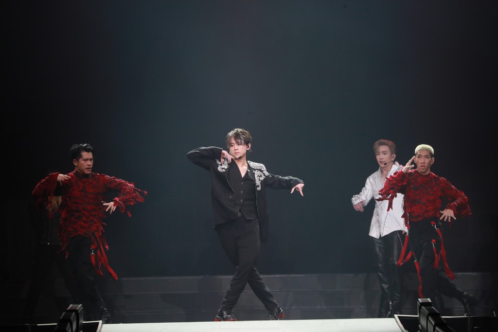 姜涛与Anson Lo再登场以「黑白配」同台斗舞。