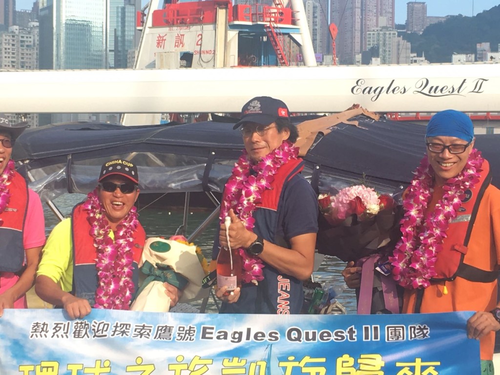 行程总共有57人上船参与，船员大多为业余航海人士，朱棋端（右二）成为第一个完成创举安全返港的香港人。