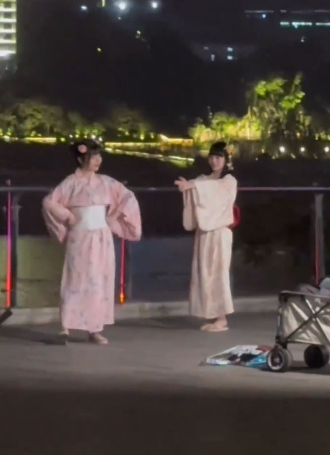 重慶兩名年輕女子穿上和服在公眾地方跳舞。（微博）