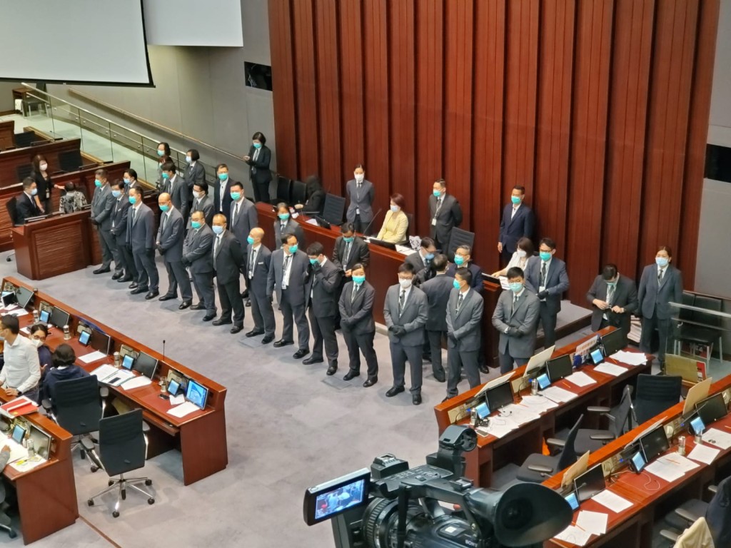 保安員圍著主席台。