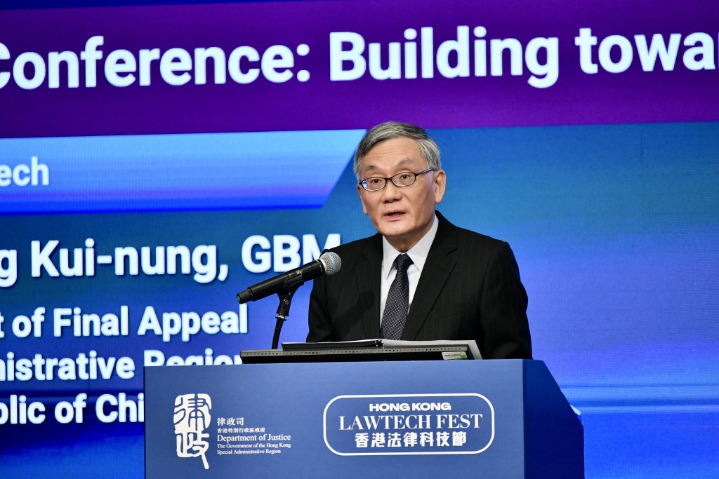 張舉能表示,法律須與科技並行,才能有效應對國際貿易數字化的挑戰。 張舉能表示,法律須與科技並行,才能有效應對國際貿易數字化的挑戰。