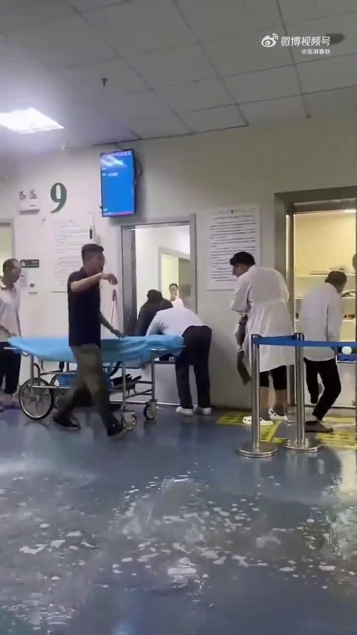 武漢大學人民醫院因下雨導致屋頂多處漏水,如「水簾洞」。 武漢大學人民醫院因下雨導致屋頂多處漏水,如「水簾洞」。