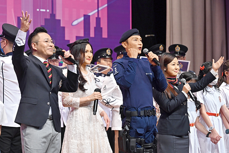 藝人關禮傑（左三）及其女兒關楓馨（左二）為「好市民獎」頒獎典禮擔任表演嘉賓。警方圖片
