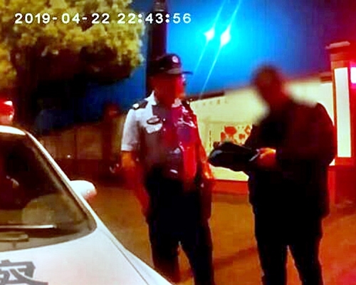 民警到場與男子討論案件。 微博圖片