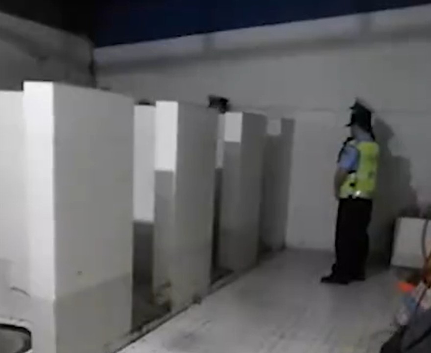 警方在女廁內等候該名男子。