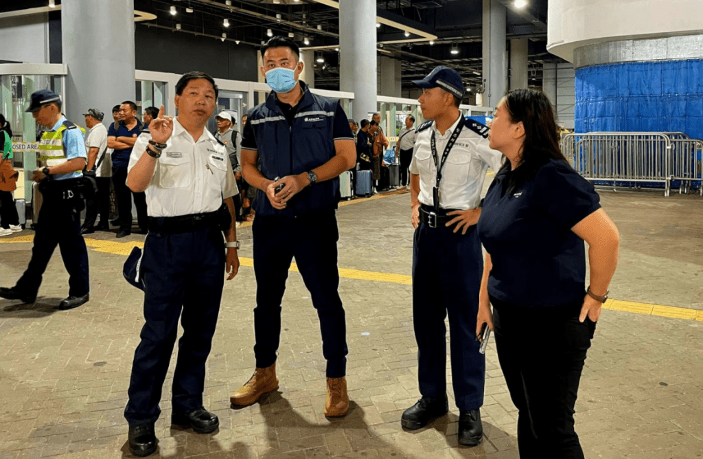 2025年9月10日旅監局與香港警務處，安排巡查隊伍到訪香園圍口岸，就到訪港旅行團的管理作超前部署，視察相關單位有關優化人流的管理安排。旅監局提供