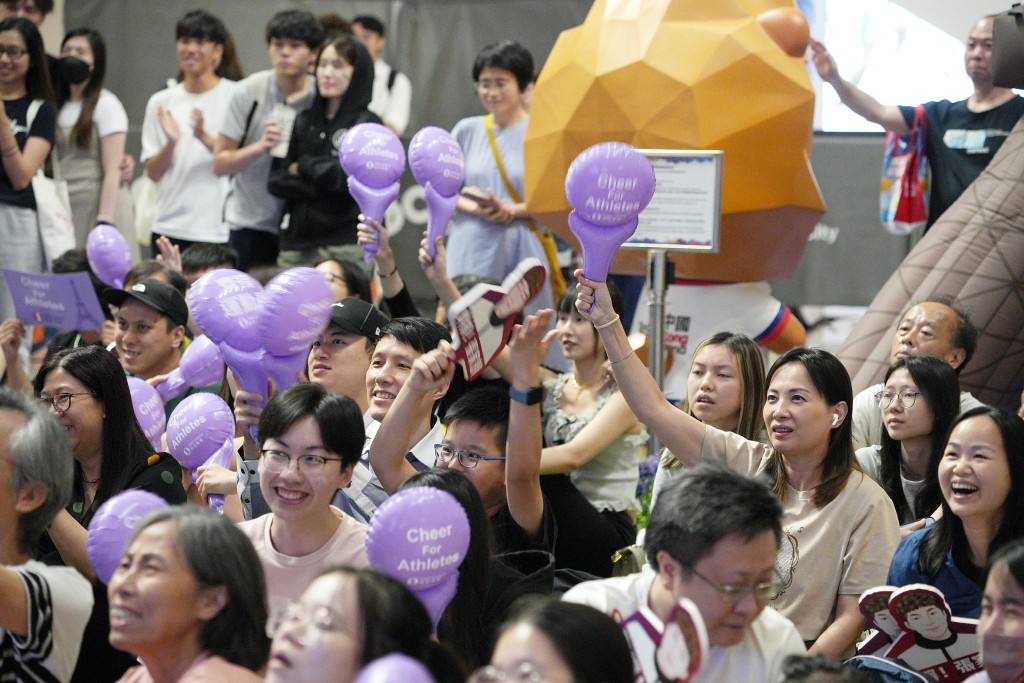 市民在商场观看张家朗在巴黎奥运的参赛赛事。资料图片