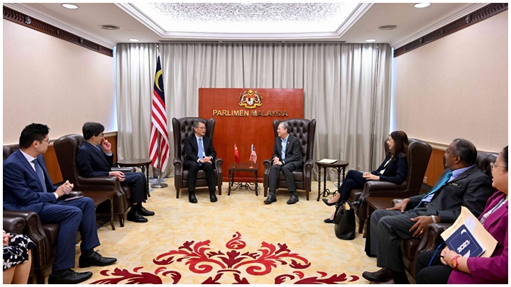  陳茂波與馬來西亞副總理兼種植業與原產部部長Fadillah Yusof會面。