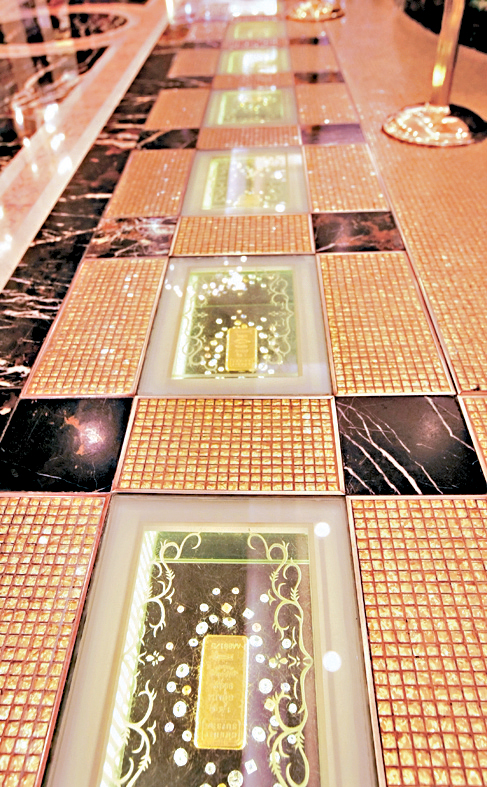 金磚分布於大堂地下，搭配黃色裝飾燈更顯璀璨。