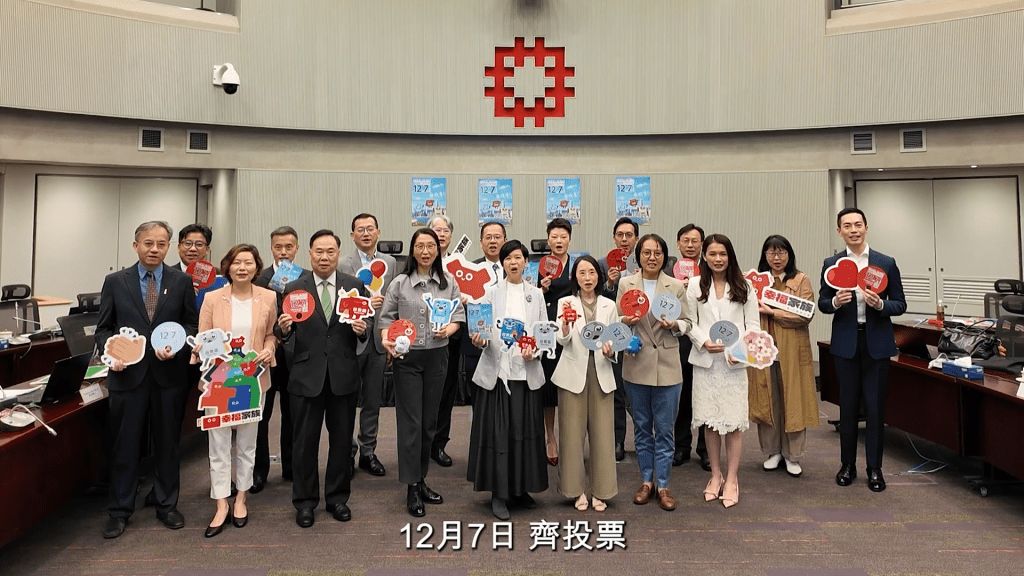 影片又透露，兩大家族馬不停蹄，趕往下一站屋邨繼續宣傳。