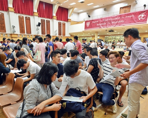 消息指政府鼓勵學校網上發放文憑試成績。資料圖片