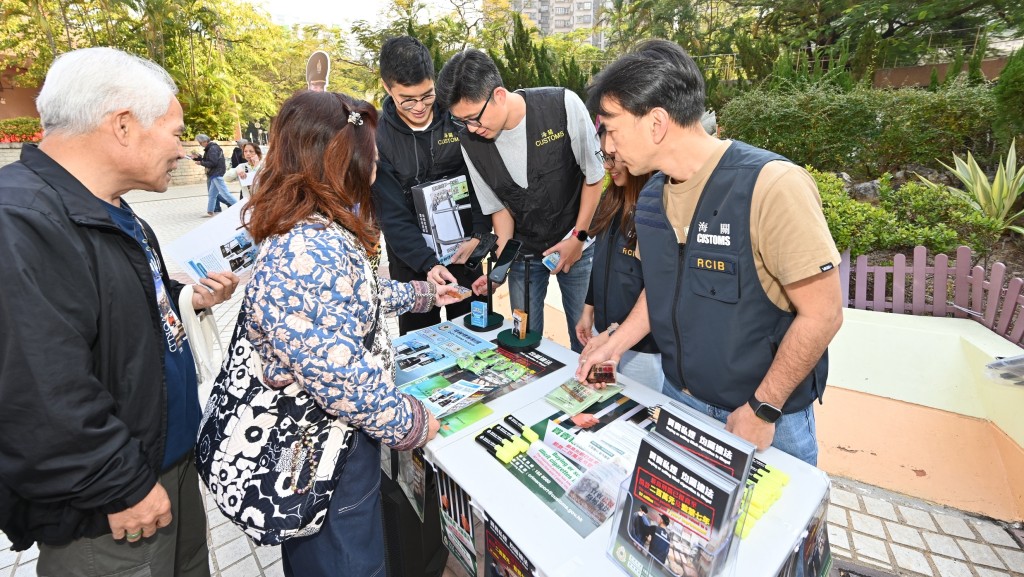 海關等跨部門夥地區人士 赴大圍屋邨宣傳反私煙。海關圖片